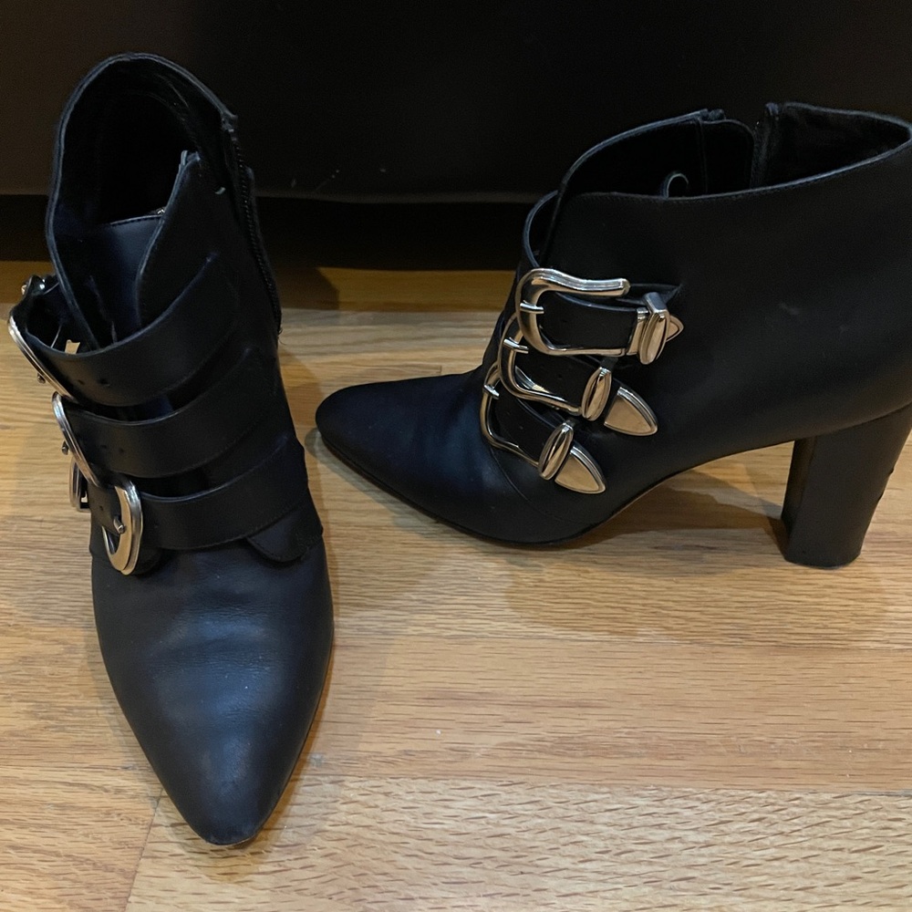 Fabulous! Aut Manolo Blahnik Black Ankle Boots/ Booties/Shoes w Silver Buckles
